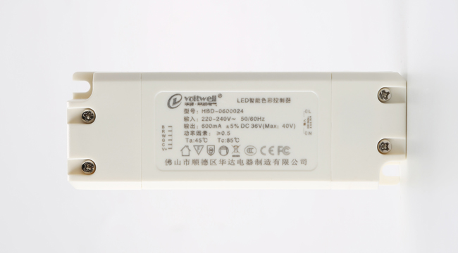 華輝照明LED辦公吊線燈,led面板燈,直發(fā)光面板燈，側發(fā)光面板燈,面板燈廠家擁有專業(yè)生產(chǎn)團隊，從面板燈零配件到電源都自己生產(chǎn)，保證每個環(huán)節(jié)的品質。